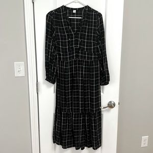 Old Navy black and white long sleeve plaid maxi dress